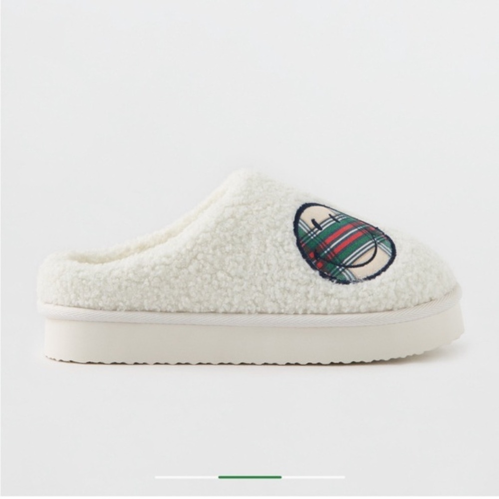 NWT Aerie Cloud Soft Slippers White & Plaid Smile Design. Size 8 Women's Unisex